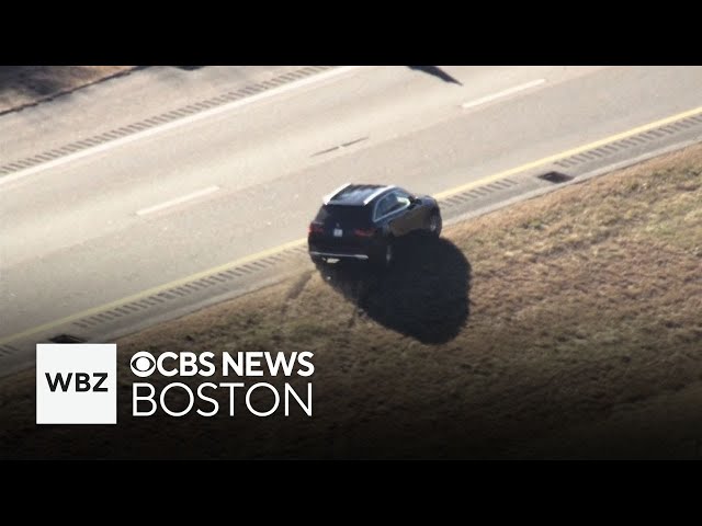 ⁣Cars nearly collide on highway in Massachusetts police chase