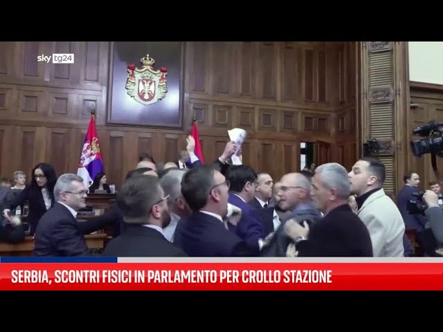 ⁣Serbia, scontri fisici in parlamento per crollo stazione