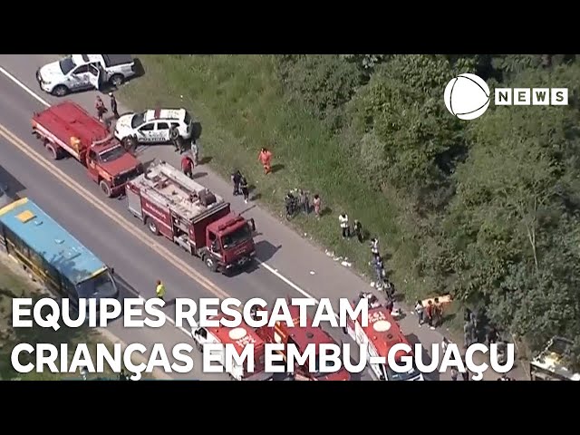 ⁣Equipes resgatam crianças em Embu-Guaçu, Região Metropolitana de SP