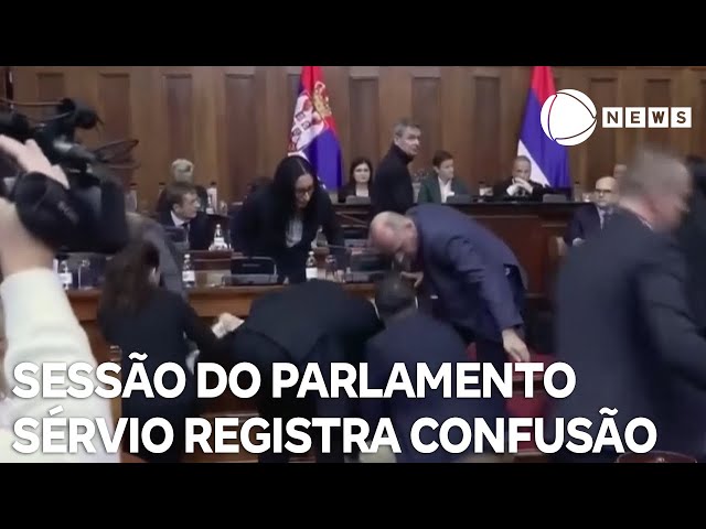 ⁣Confusão interrompe sessão no Parlamento da Sérvia