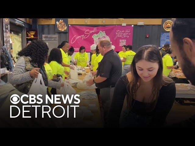 ⁣Detroit restaurants and volunteers dish out Thanksgiving meals to neighbors in need