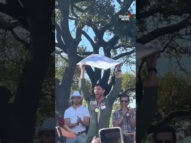 ⁣Crowds cheer on Glen Powell lookalikes in Austin, Texas