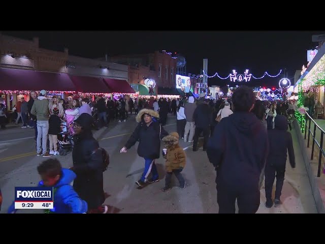 ⁣Grapevine flips the switch on for its 36th annual Carol of Lights holiday event