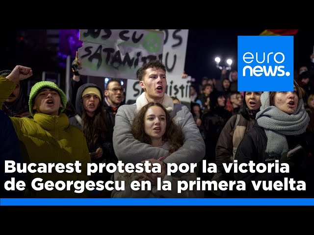 ⁣Bucarest protesta ante la victoria del populista Calin Georgescu en la primera vuelta