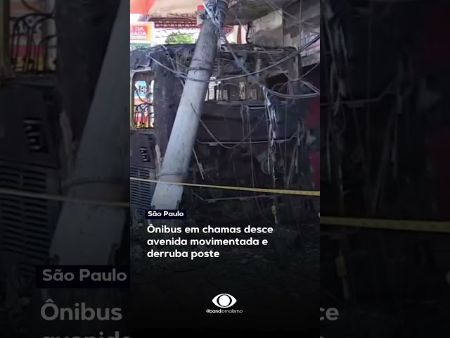 ⁣Ônibus em chamas desce avenida e só para ao derrubar poste em SP