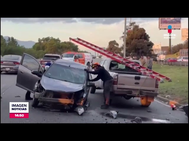 ⁣Auto cae de puente sobre dos autos en Monterrey  | Noticias MTY con Brenda Cavazos