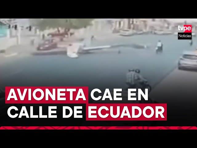 ⁣Tragedia en Ecuador: avioneta militar cae en plena avenida y deja dos muertos