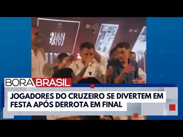 ⁣Jogadores do Cruzeiro se divertem em festa após derrota em final | Bora Brasil