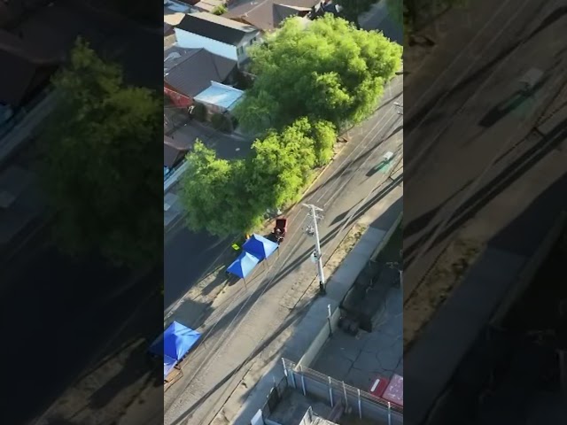 ⁣Feriantes ilegales bloquean la salida de carro de emergencias de bomberos