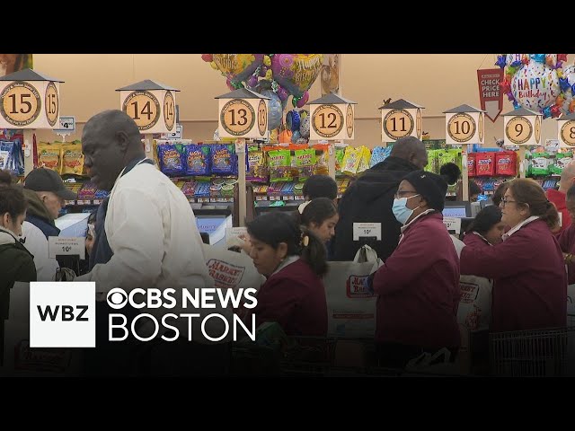 ⁣Market Basket busy with last minute shoppers on Thanksgiving Eve