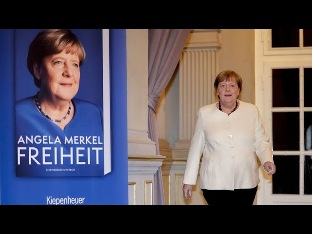 ⁣Merkel-Memoiren: Riesiger Andrang in Berlin bei Signierstunde mit der Altkanzlerin