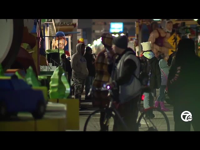 ⁣Detroiters make tradition of getting a sneak peak of America's Thanksgiving Parade floats