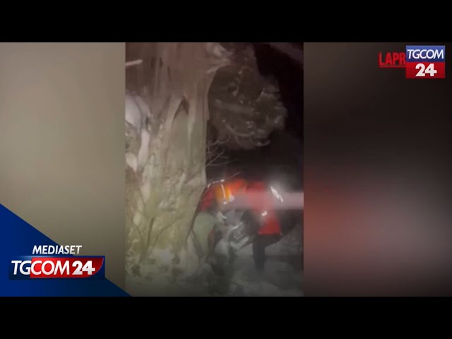 ⁣Turchia, coppia di anziani si perde in montagna durante una bufera di neve: il video del salvataggio