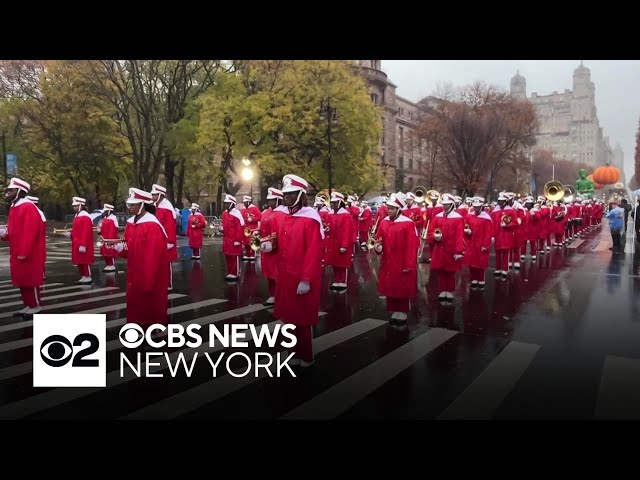 ⁣Macy's Thanksgiving Day Parade steps off to rainy start in NYC