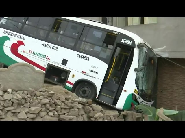 ⁣Chorrillos: bus de transporte público chocó contra una vivienda tras descarrilarse