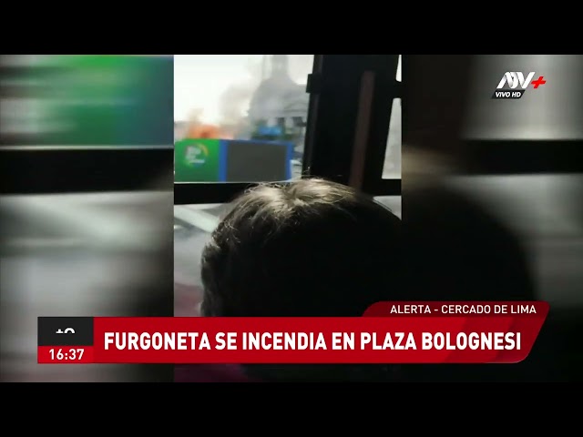 ⁣Cercado de Lima: Una furgoneta se incendia frente a la plaza Bolognesi