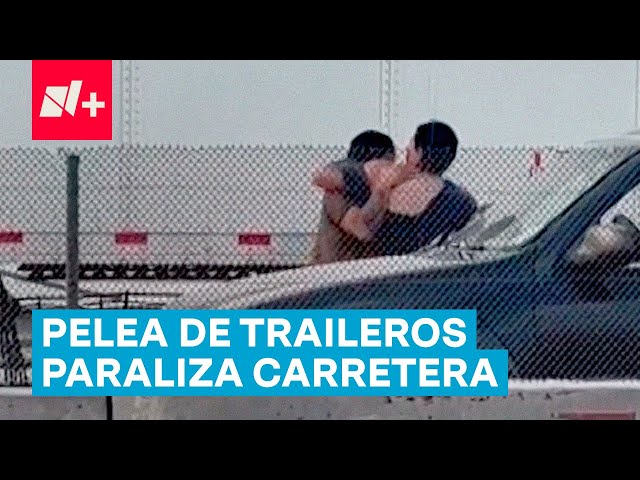 ⁣Traileros se agarran a golpes y detienen tráfico en carretera de Nuevo León - N+