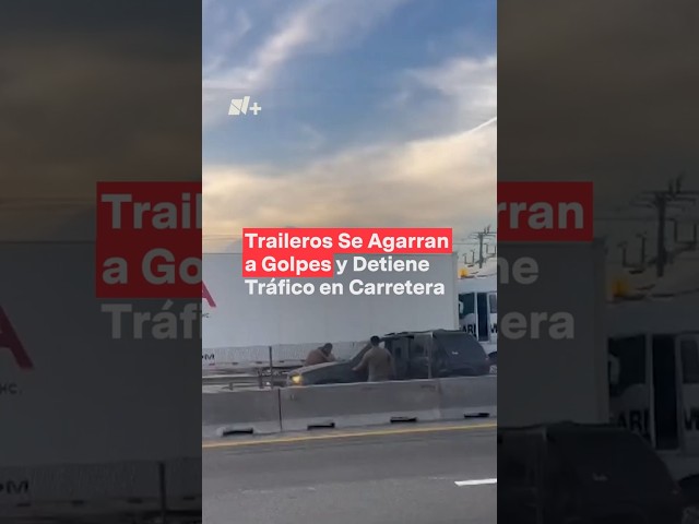 ⁣Traileros se agarran a golpes y detienen tráfico en carretera de Nuevo León - N+ #Shorts