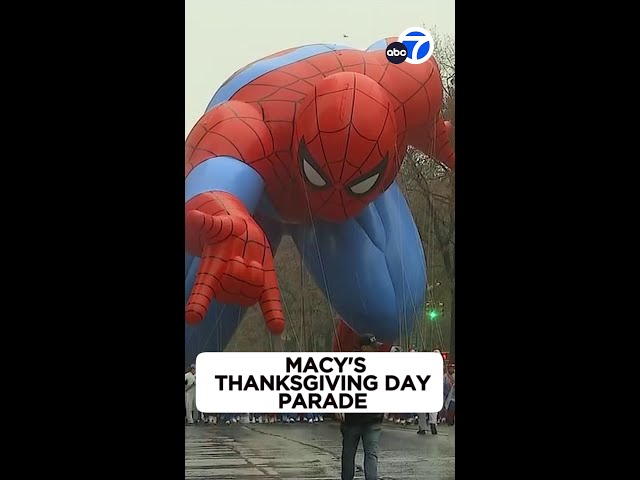 ⁣Macy's Thanksgiving Day Parade: Big balloons, wet weather and 21 protesters arrested