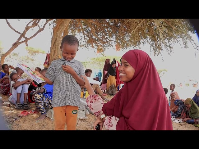 ⁣Dhalinyaro si-bilaash ah wax ku bara carruurta danyarta ah ee ku nool qeybo kamid ah Muqdisho..