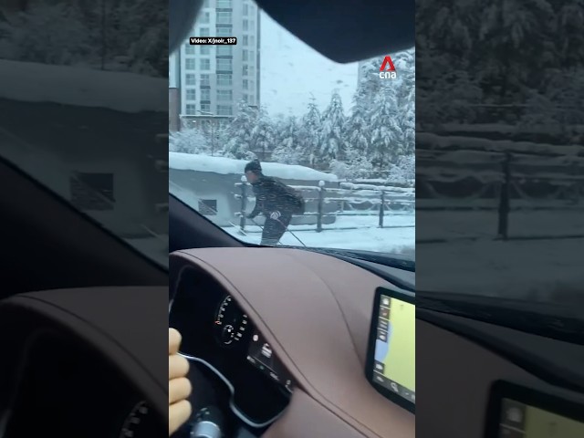 ⁣⛷ South Korean man seen skiing to work after heavy snowfall