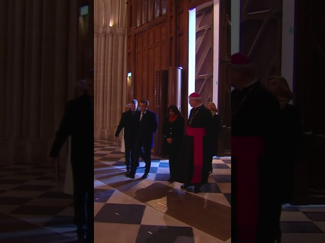 ⁣Le couple présidentiel franchit les portes de Notre-Dame pour la dernière visite de chantier