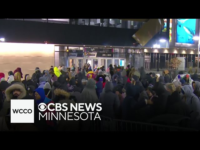 ⁣Shoppers brave cold for Black Friday deals at Mall of America