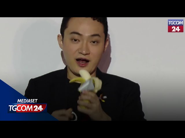 ⁣Si compra la banana di Cattelan per 6,2 milioni di dollari e se la mangia: la follia di Justin Sun