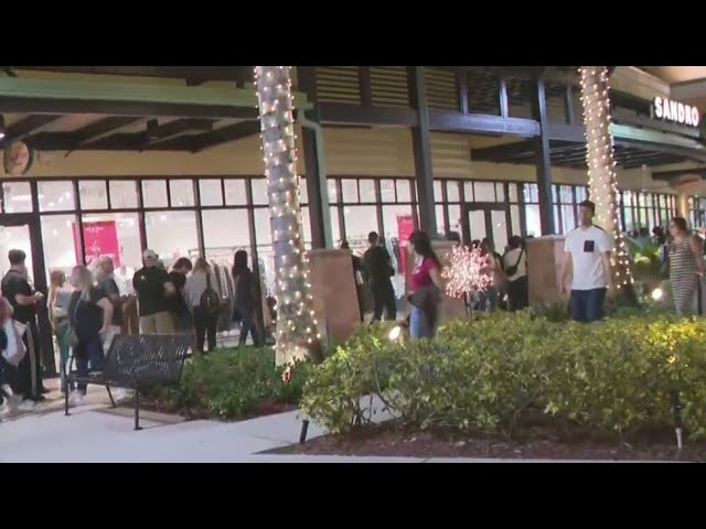 ⁣Black Friday shoppers line up before dawn at Sawgrass Mills