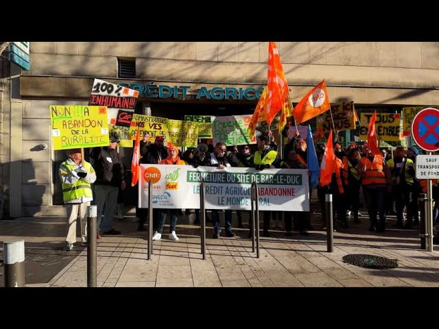 ⁣Bar-le-Duc : 300 personnes manifestent contre la fermeture du Crédit Agricole