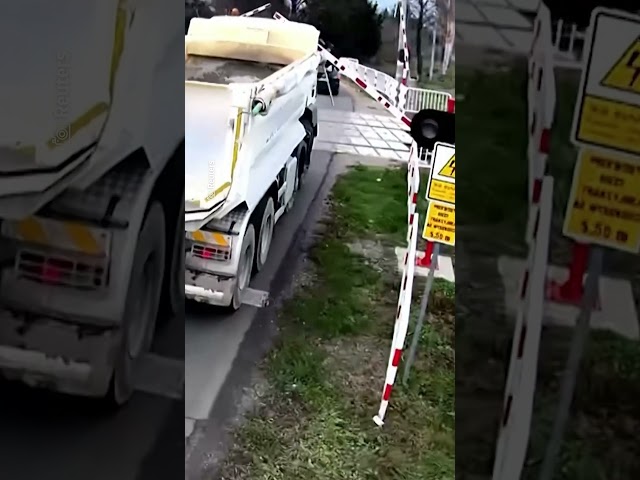 ⁣¡Impactante momento! Tren impacta a toda velocidad a un camión en la vía