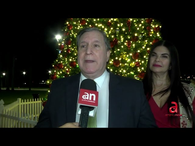 ⁣Joe Carollo enciende en Arbol de Navidad de la Ciudad de Miami