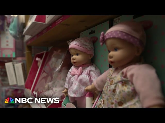 ⁣Toy stores work to keep holiday magic alive