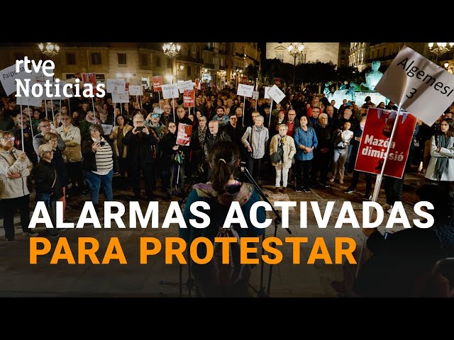 ⁣DANA: VECINOS AFECTADOS hacen SONAR las ALARMAS de sus TELÉFONOS y piden la DIMISIÓN de MAZÓN | RTVE