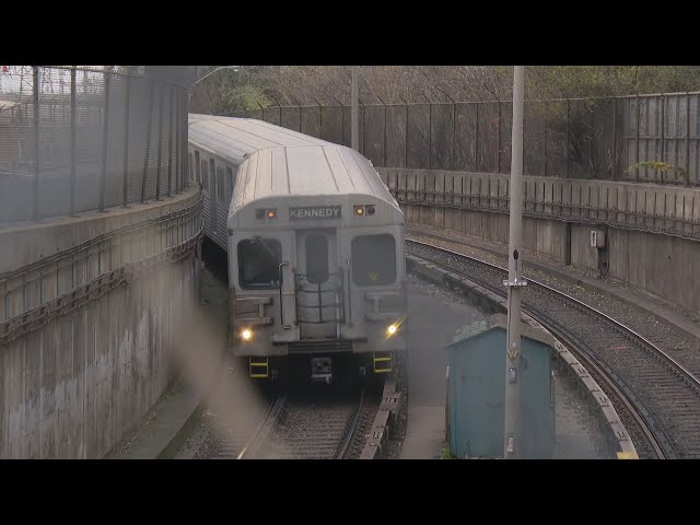 ⁣Federal government provides final funding for new Line 2 subway trains