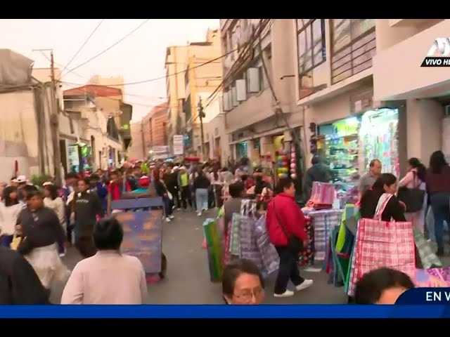 ⁣Ambulante ingresan a Mesa Redonda pese a cierre de accesos con rejas