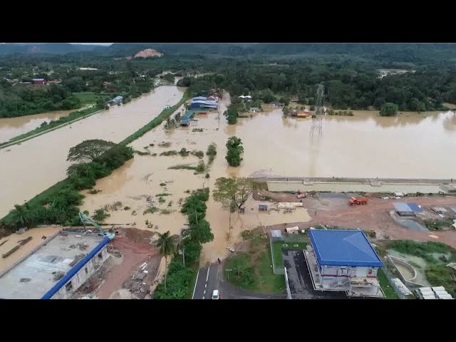 ⁣3 dead, over 80,000 displaced in Malaysia's worst floods in decade