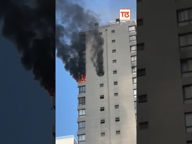 ⁣Incendio en piso 21 de edificio en Santiago Centro