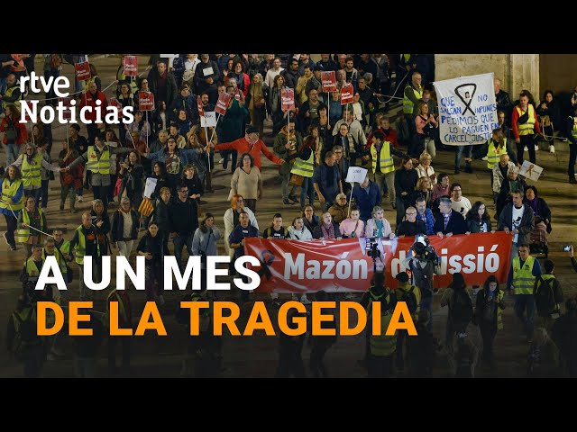 ⁣MILES de PERSONAS VUELVEN a SALIR a las CALLES de VALENCIA para PEDIR la DIMISIÓN de MAZÓN | RTVE