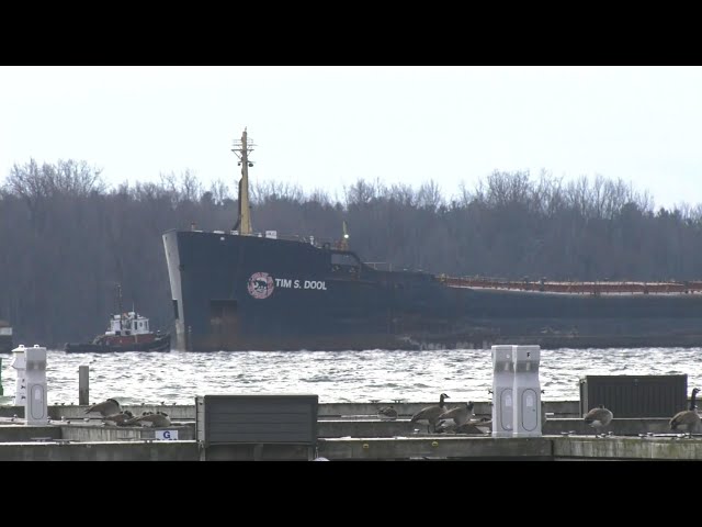 ⁣Cargo ship stranded in St. Lawrence river is still stuck