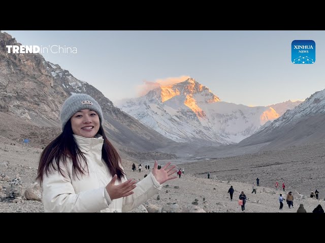 ⁣Winter travel in Xizang | Mt. Qomolangma bathed in golden sunlight