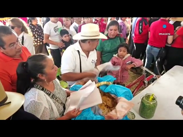 ⁣Regalan miles de tacos de canasta en la Feria del Taco, en Tlaxcala | Imagen Noticias Fin de Semana