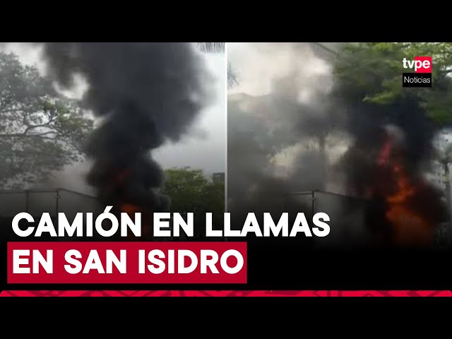 ⁣¡Emergencia en San Isidro! Vehículo se incendia en plena avenida Javier Prado y genera alarma