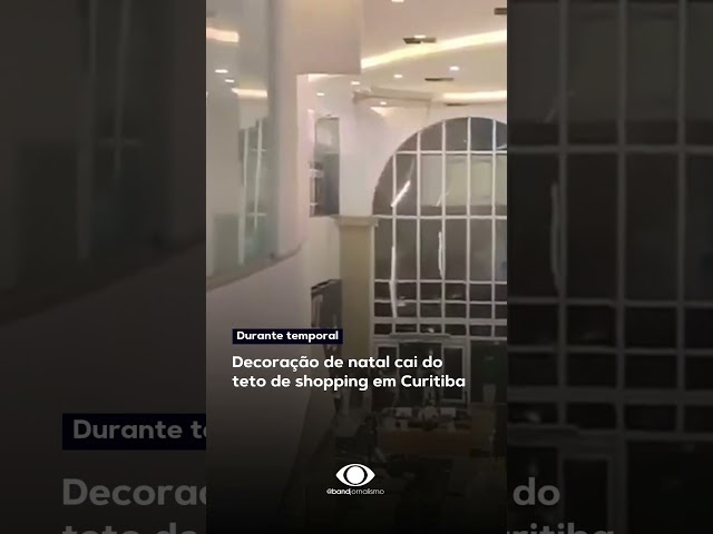 ⁣Decoração de natal cai do teto de shopping em Curitiba