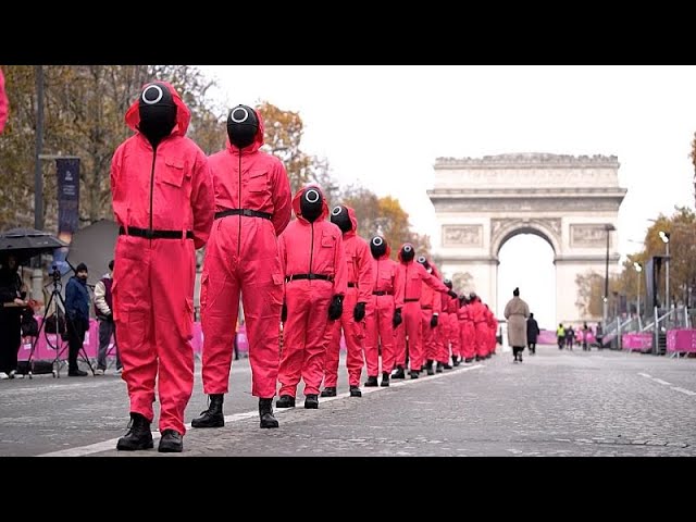 ⁣Squid-Game-Fans bringen "Rotes Licht, grünes Licht" auf die Champs-Élysées in Paris