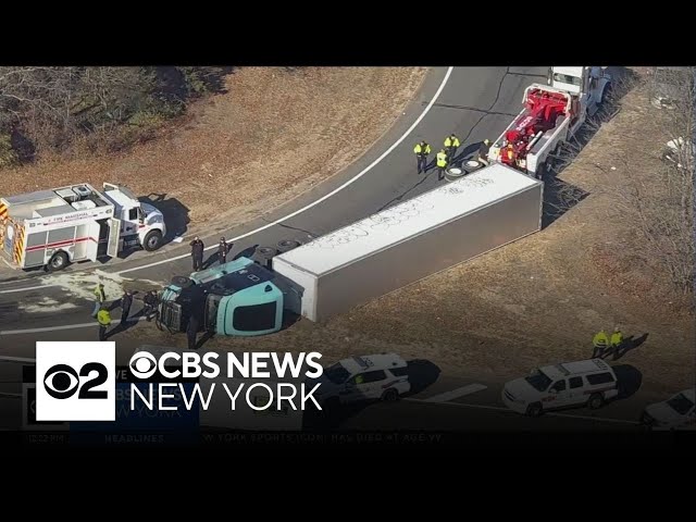 ⁣Overturned truck blocks Long Island Expressway ramp