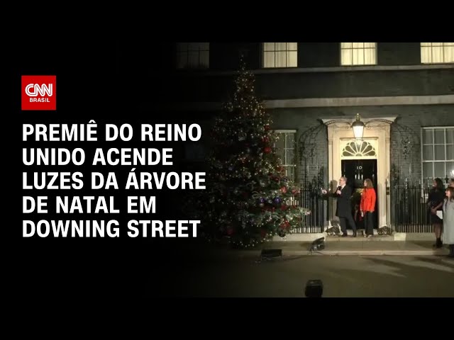 ⁣Premiê do Reino Unido acende luzes da árvore de Natal em Downing Street