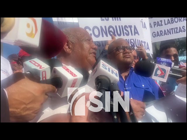 ⁣"La cesantía no se toca", trabajadores se manifiestan en las afueras del Congreso