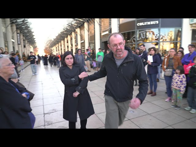 ⁣Théâtre dans les rue de Pau contre les violences conjugales