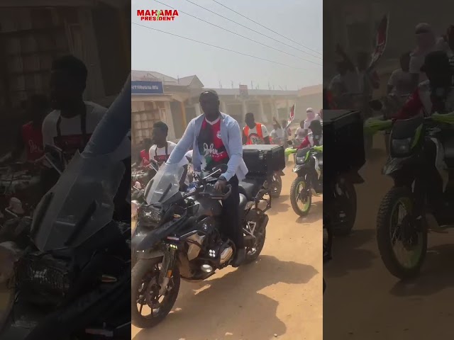 ⁣The "Basintale Boy" pulled up with a huge crowd as he rides in Amasaman